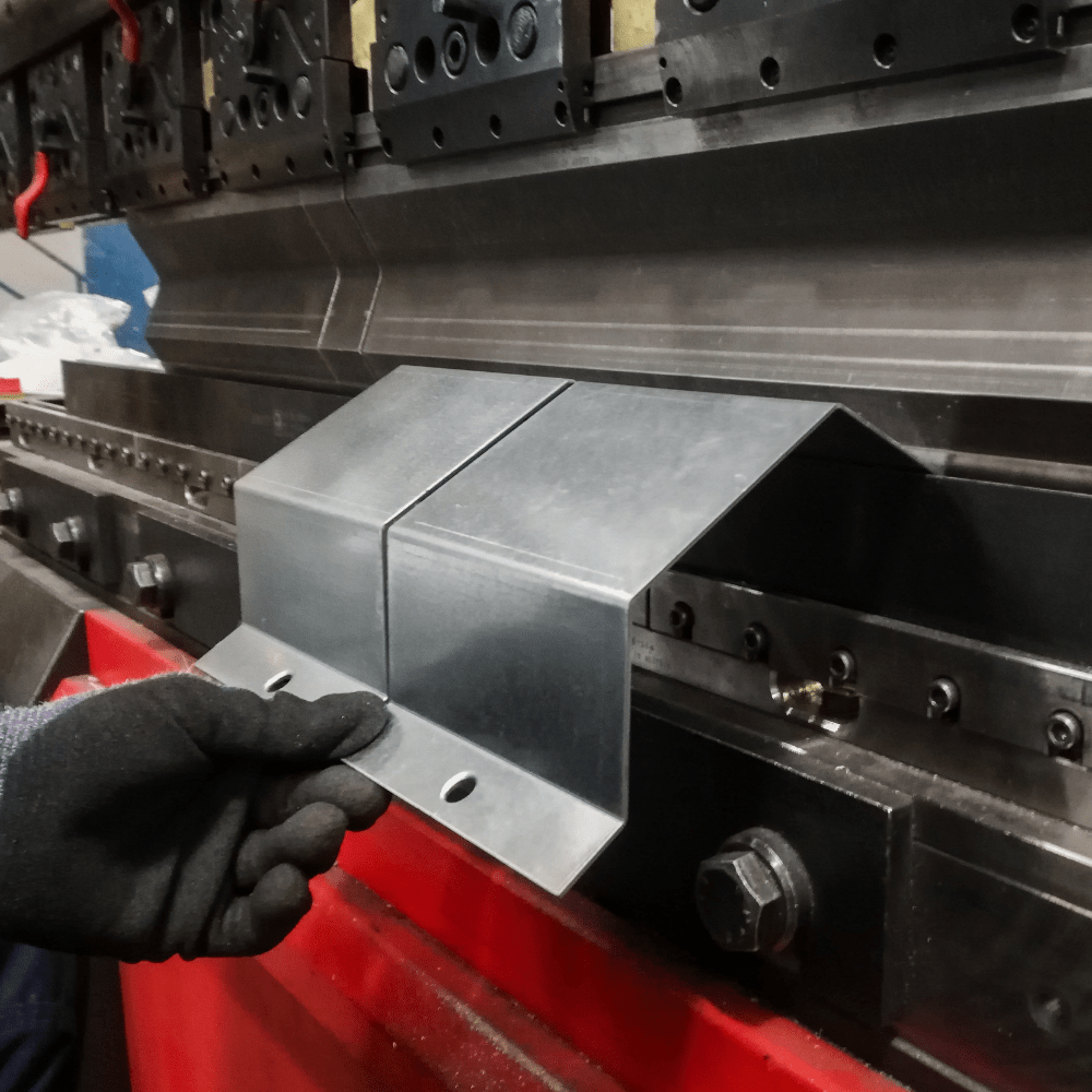 Abkanten von Stahlblech auf LVD-Maschine bei Aquarius Industries Wildeshausen