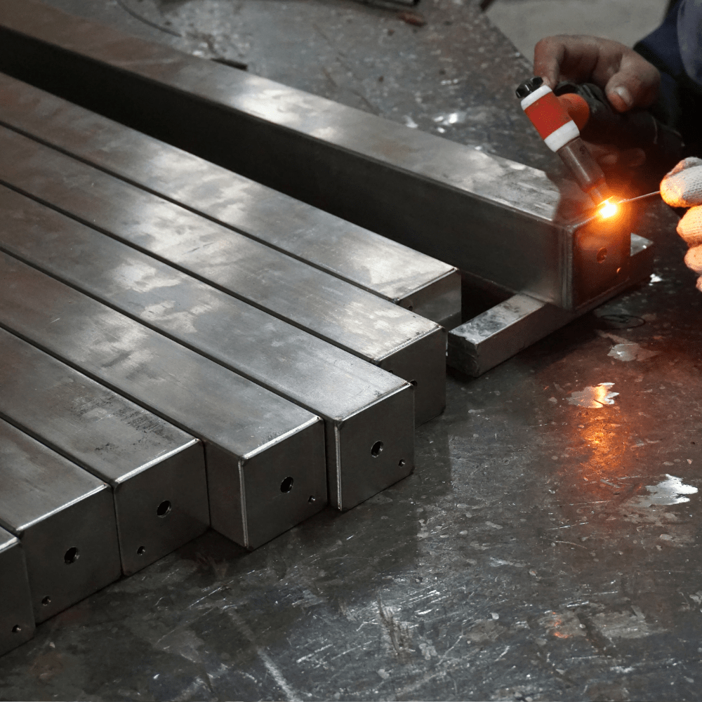 Schweißprozess von Edelstahlprofilen mit moderner Technik bei Aquarius Industries Wildeshausen